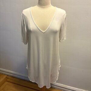 Naked Wardrobe short sleeve V-neck shirt tail tee in white
